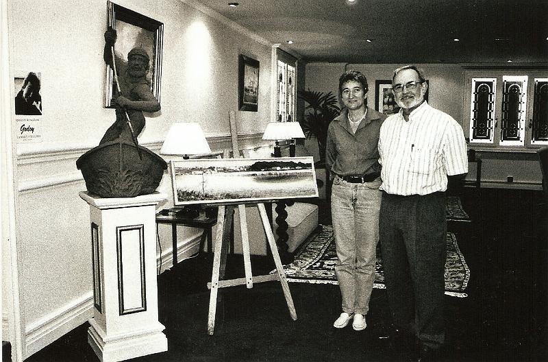 GODOY CON EL PINTOR GOITIA JUNTO A DOS DE SUS OBRAS.jpg